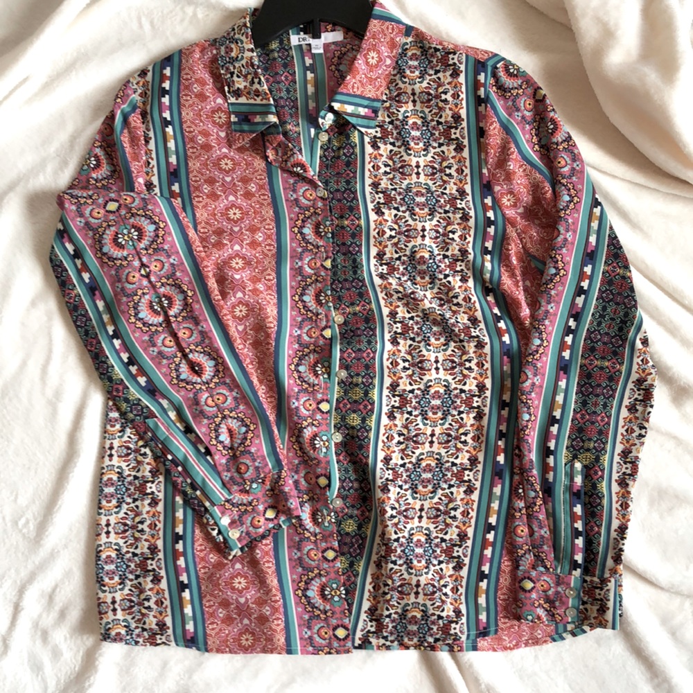 NWOT beautifully colored button down blouse